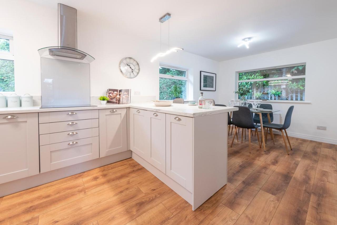 Large 2-Bedroom Bungalow Near Airedale Hospital, Keighley, Convenient Location With Parking Steeton Exterior foto
